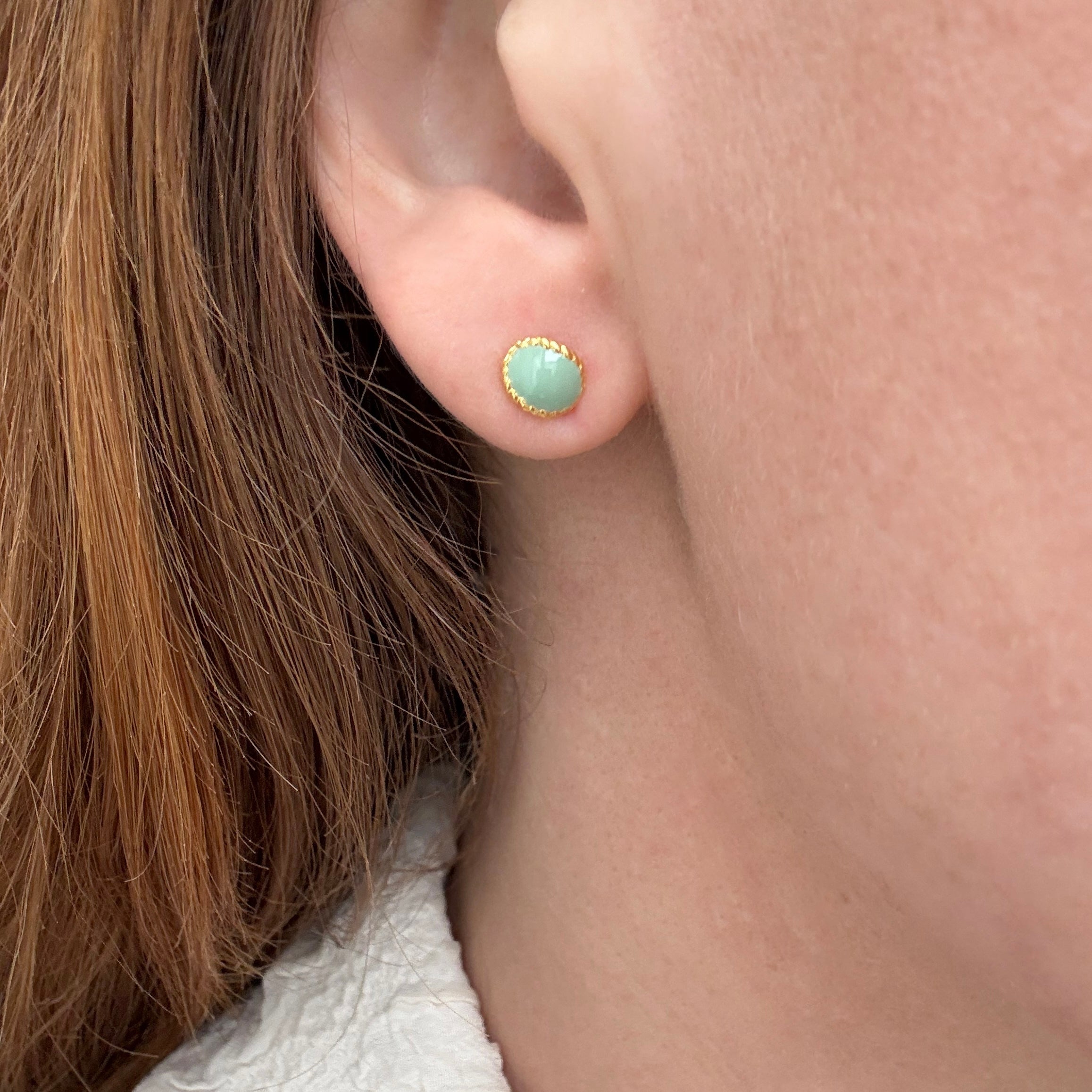 Små øreringe i guld og grøn