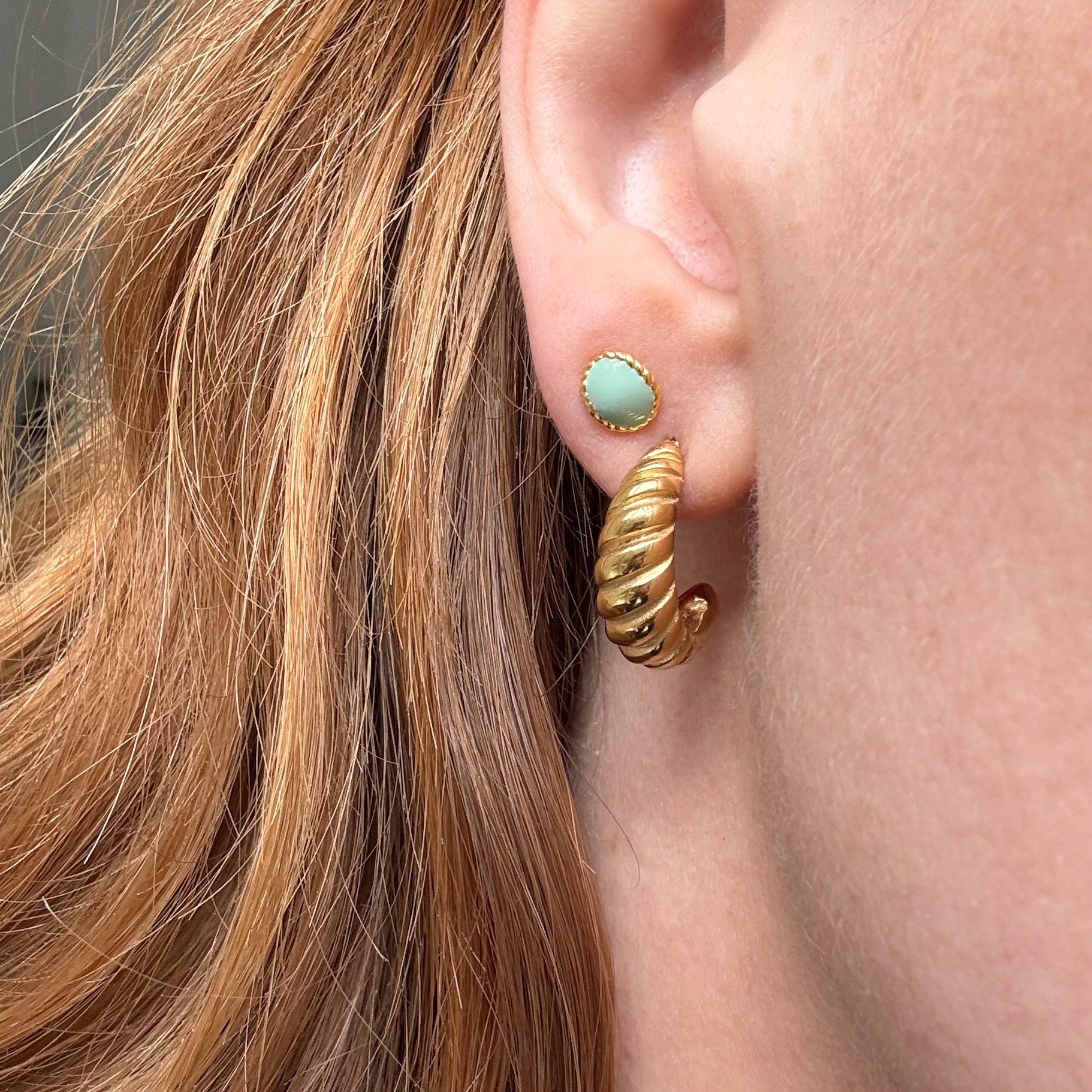 Grønn oval studs gullbelagt