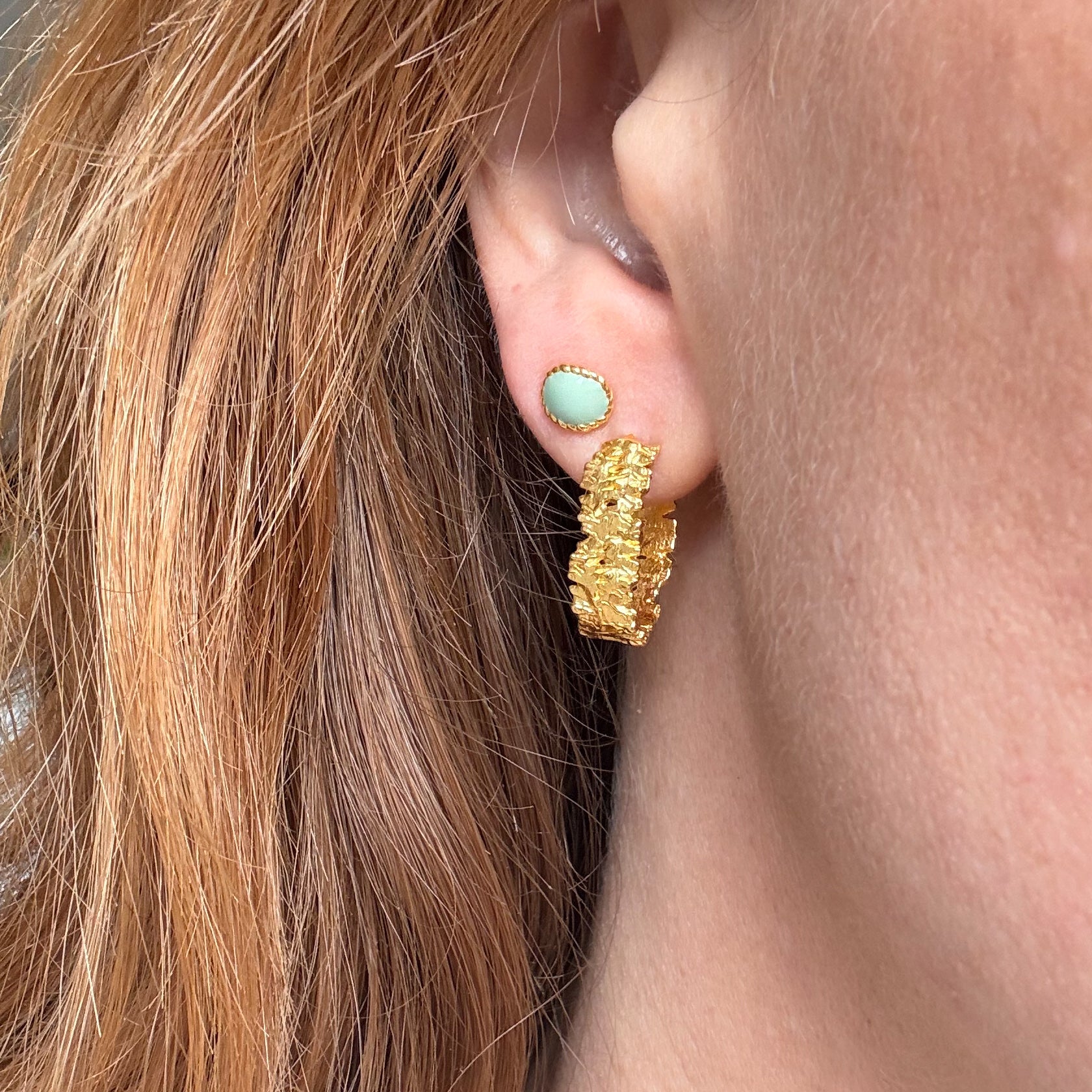 Grønn oval studs gullbelagt