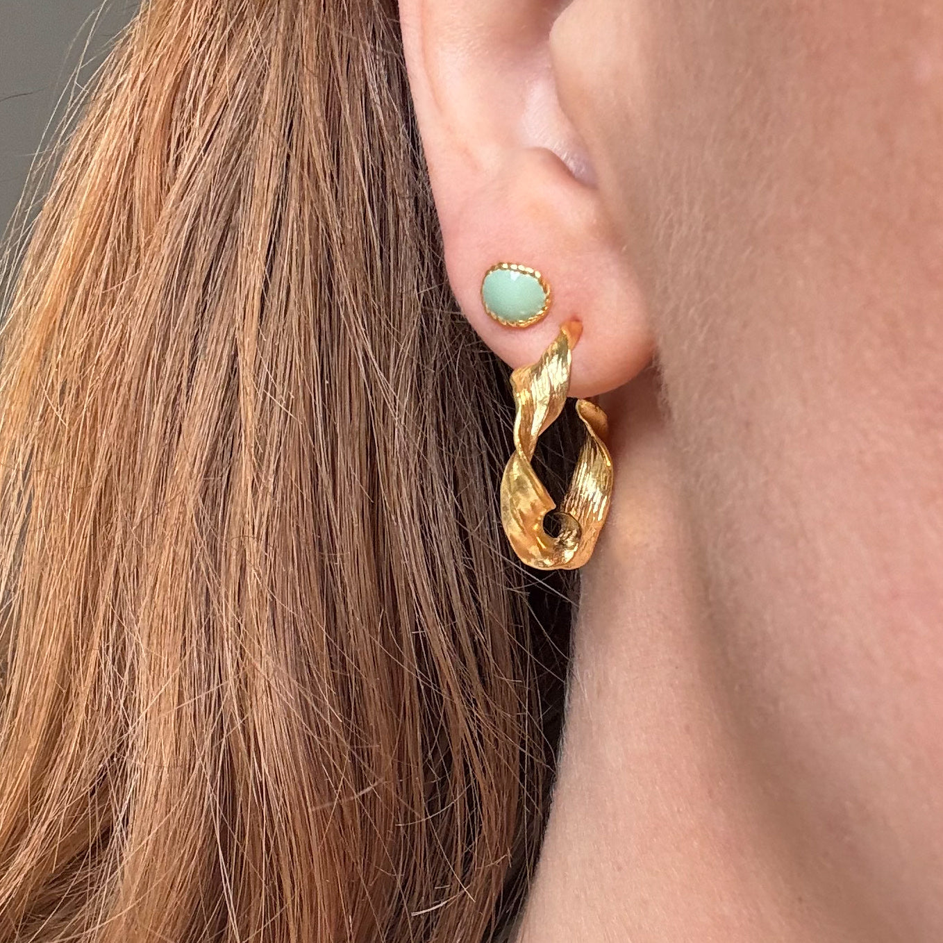 Grønn oval studs gullbelagt