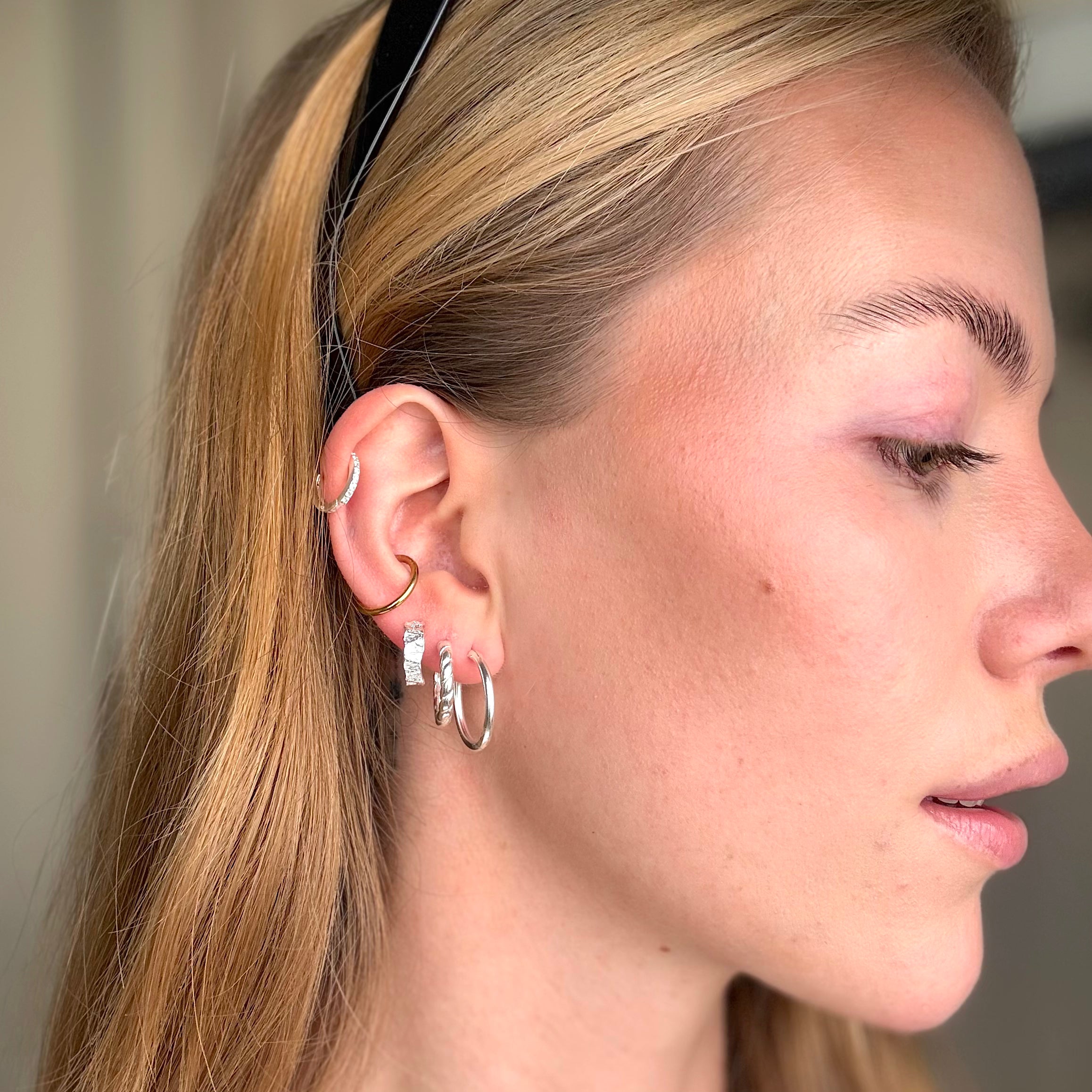 Hamret Bangle og Hoops Sølv Sett