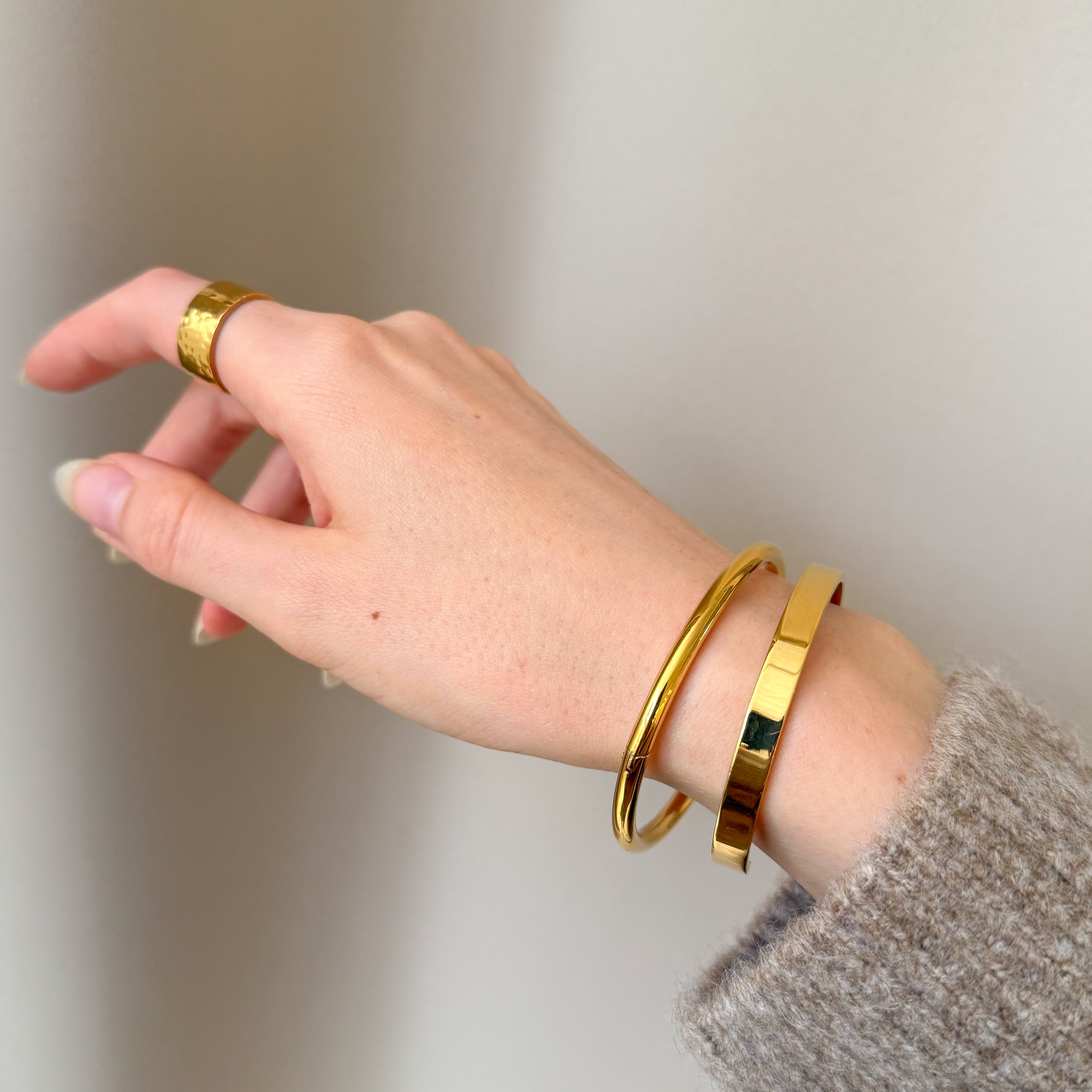 Klassisk armring m. gravering og rund armring-sett