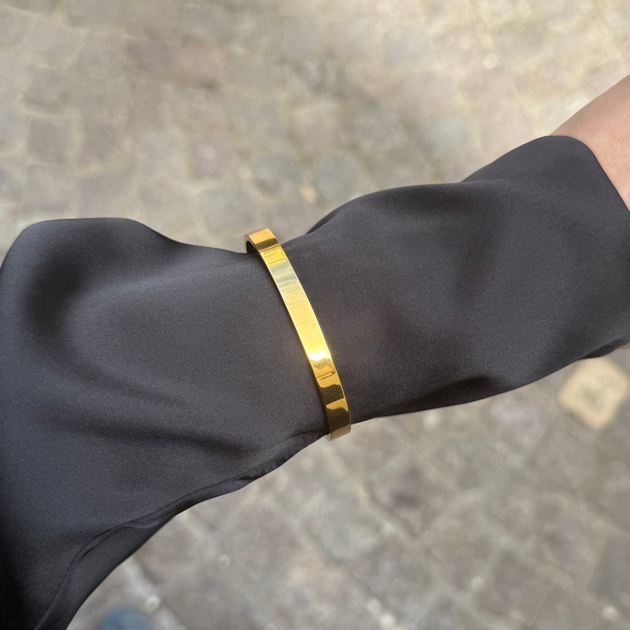 Klassisk armring m. gravering og rund armring-sett