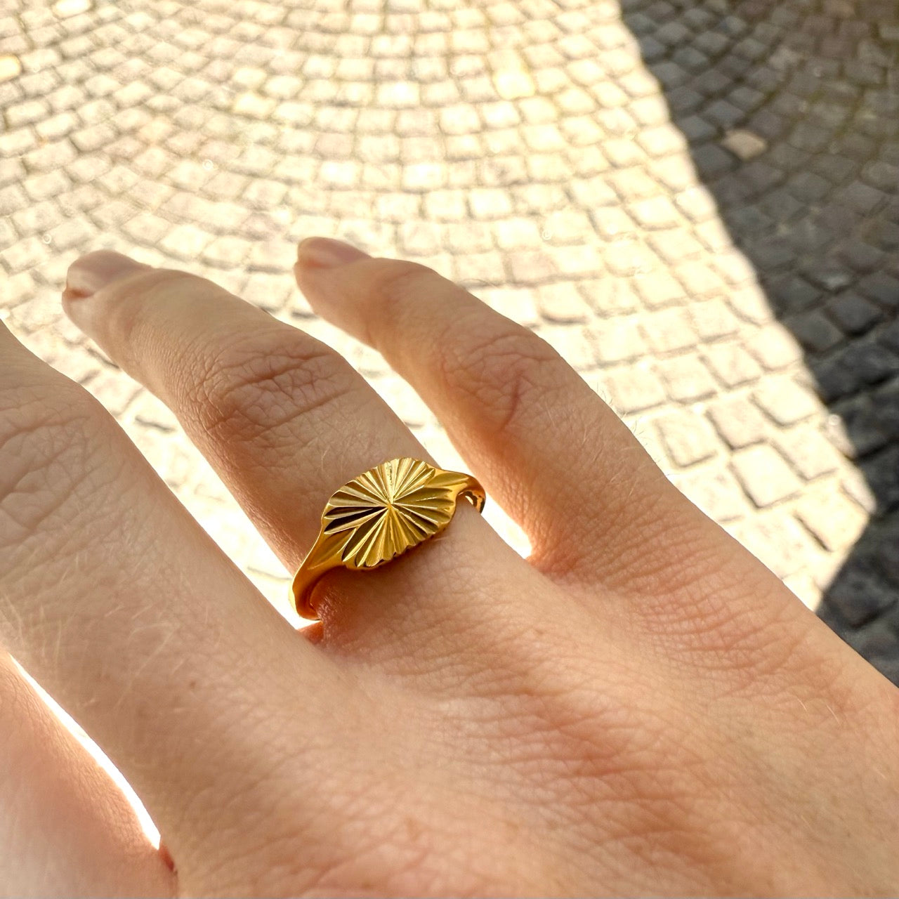 Ring med mønstret overflade