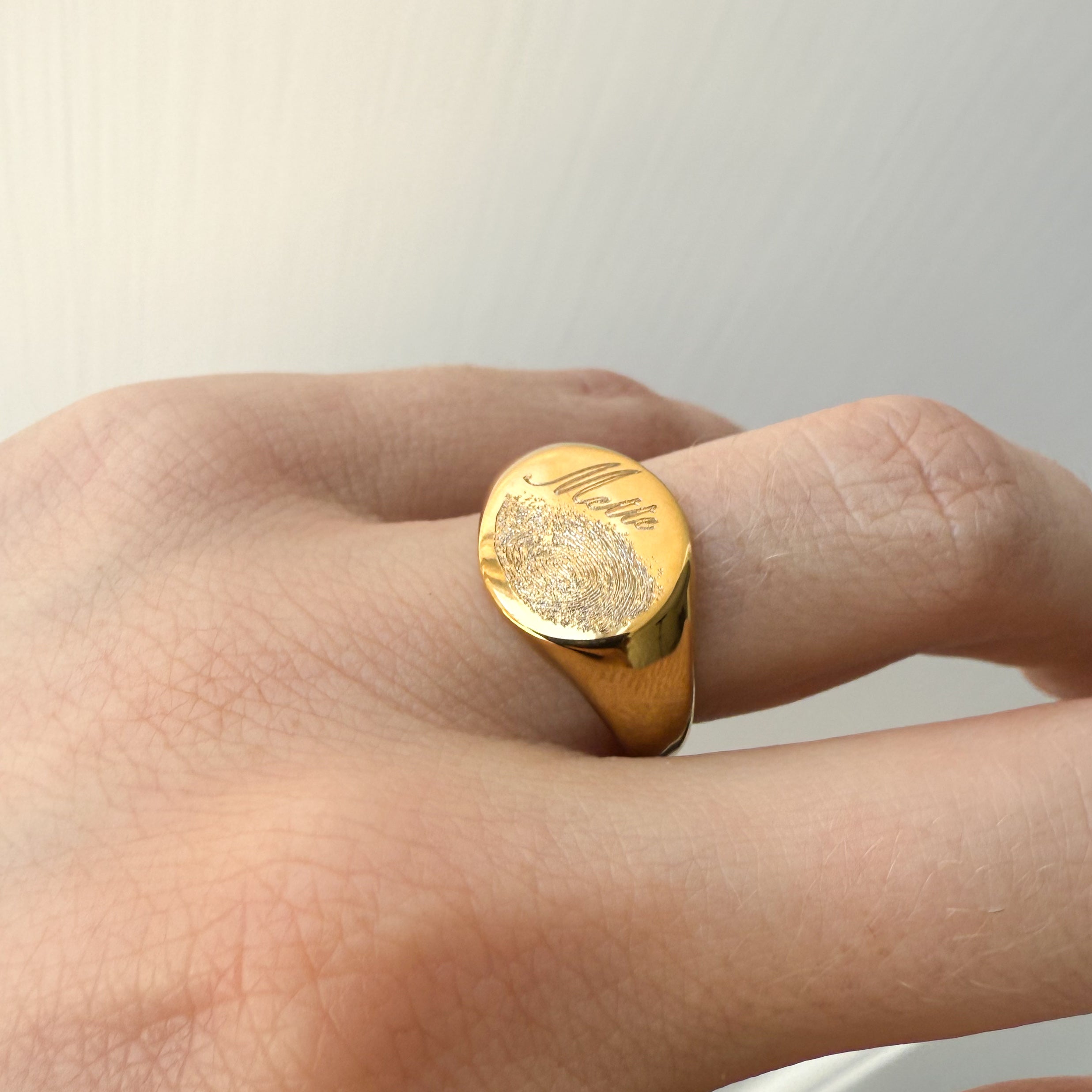 Inngravert Fingeravtrykk og Navn Klassisk Ring