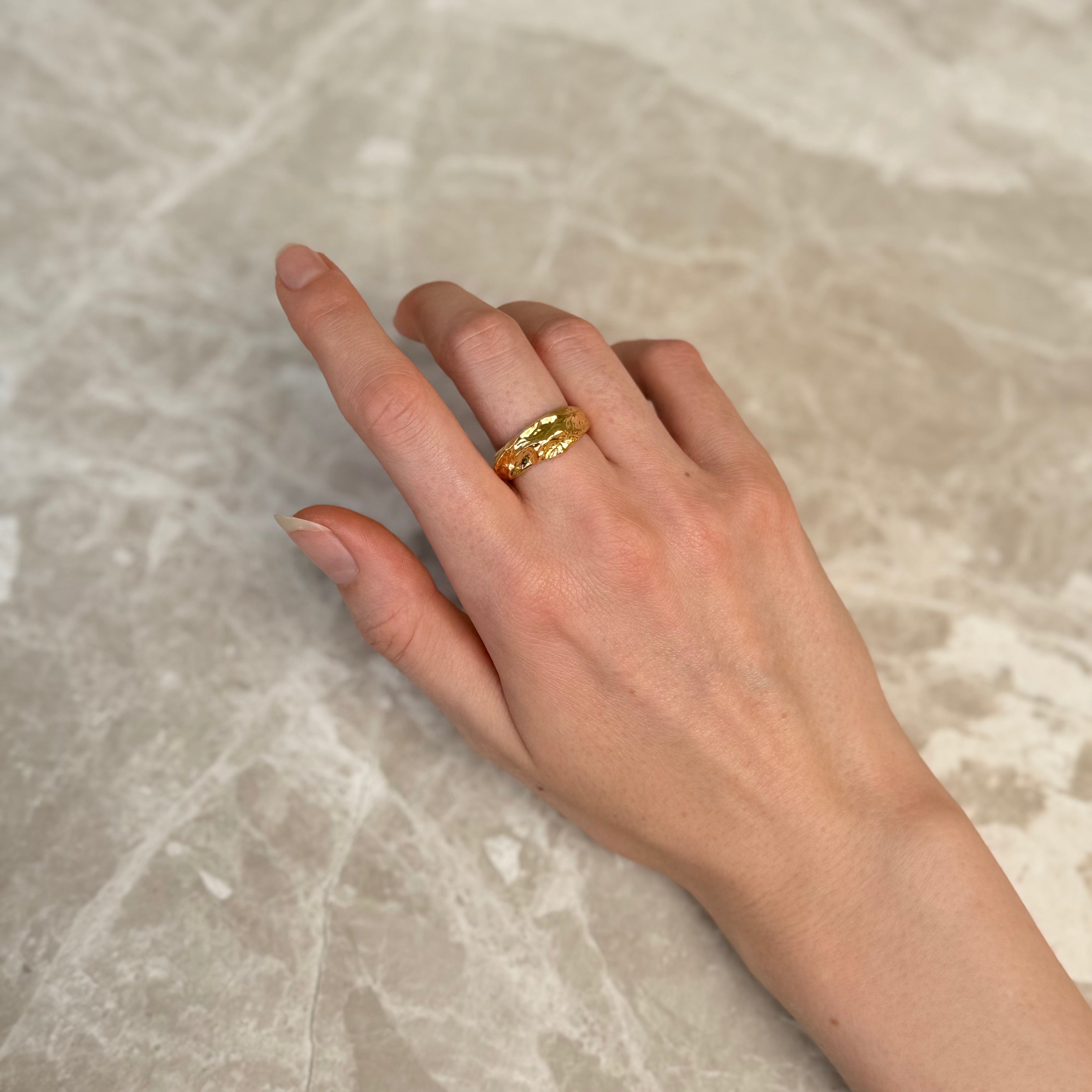 Magma Hamret Sett: 1 Ring & 1 Halskjede
