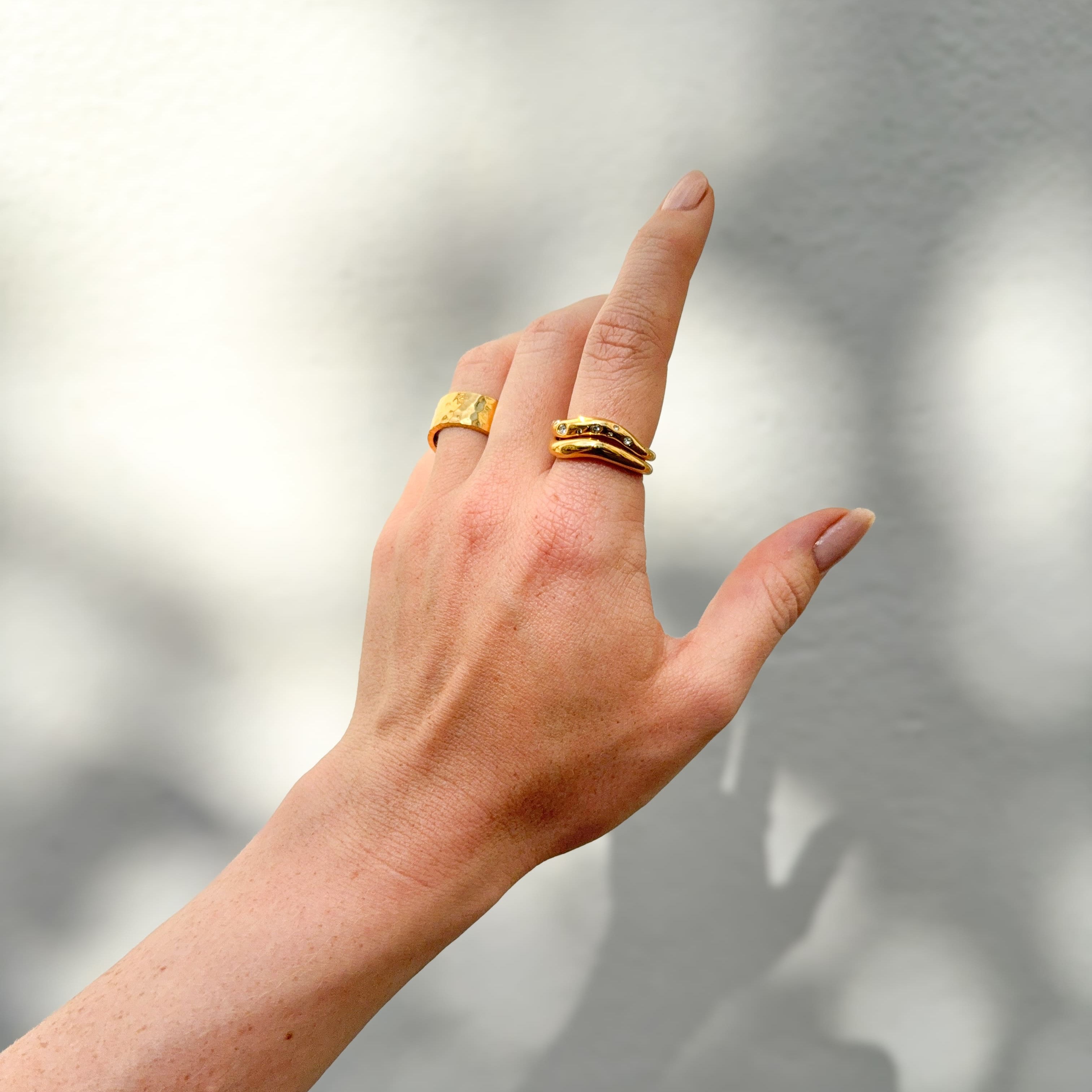 Krystal Dot Wave Ring Gullbelagt