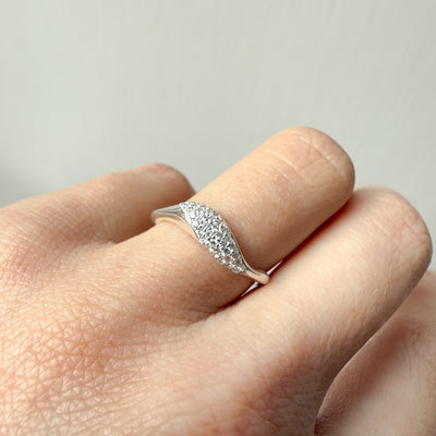 Snoet / bølget ring med krystaller