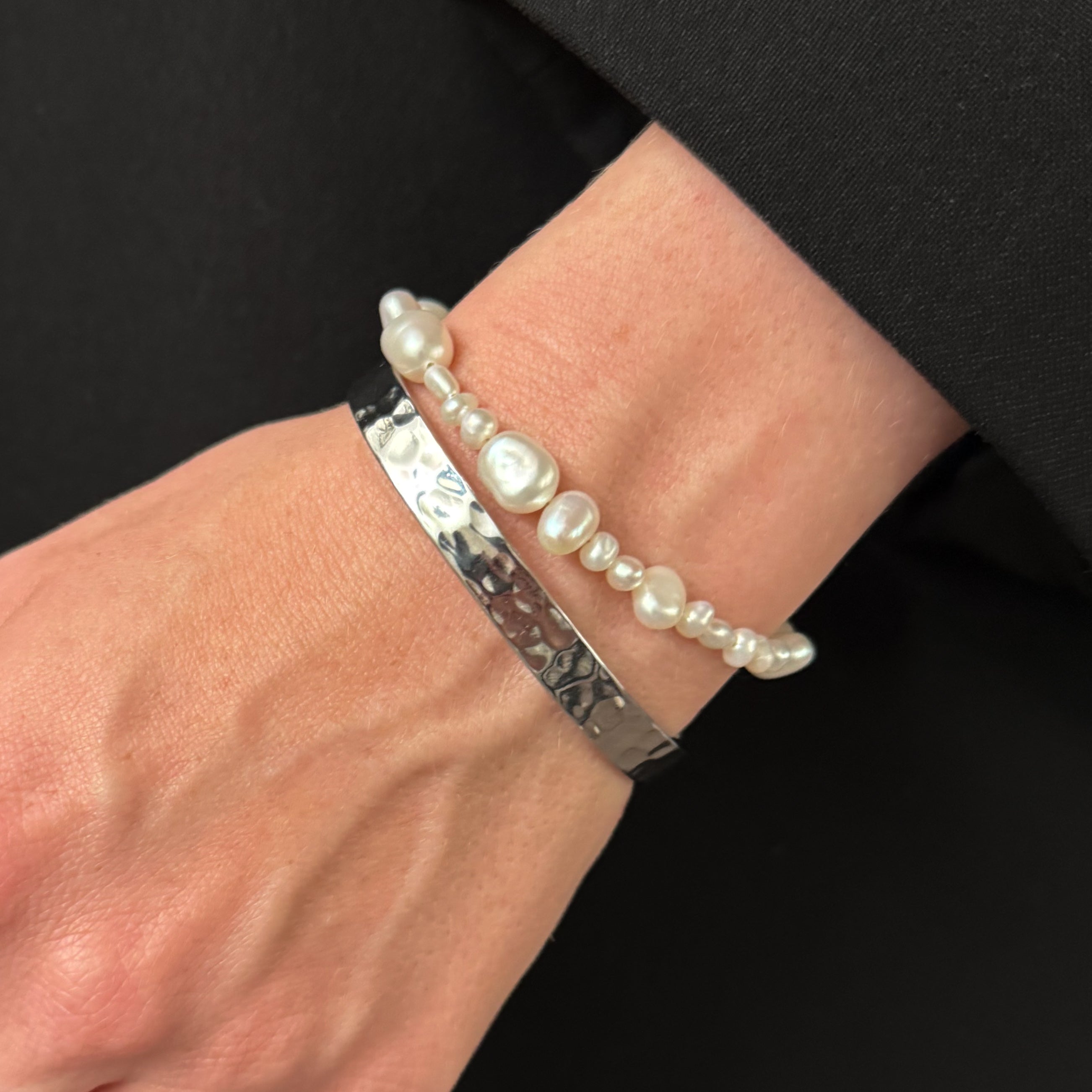 Hamret armring med innvendig inngravering