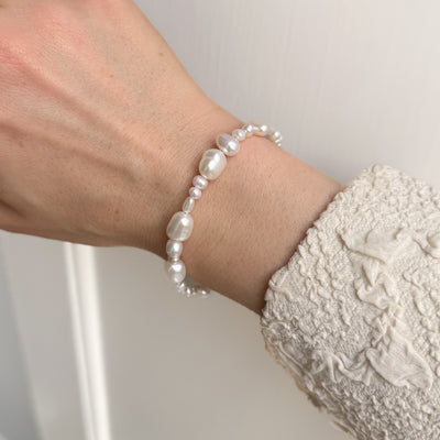 Perlesmykke med store og små perler