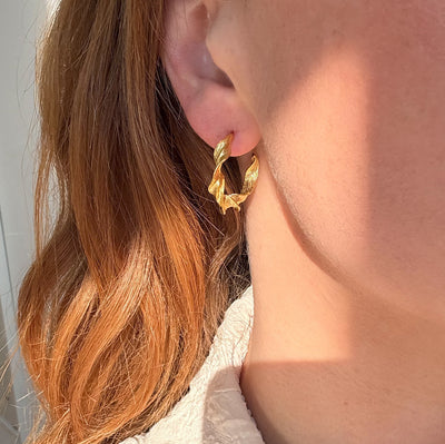 Øreringe med snoet detalje