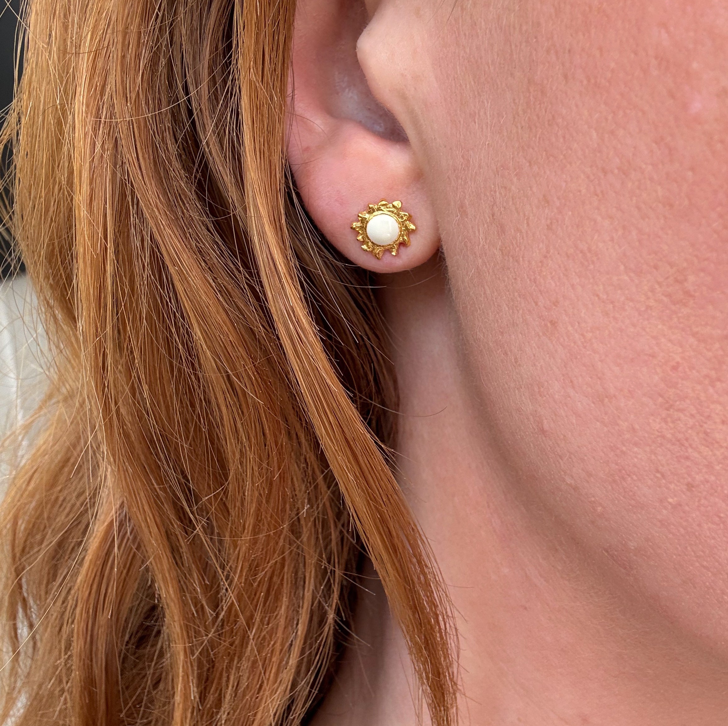 Små detaljeret øreringe 