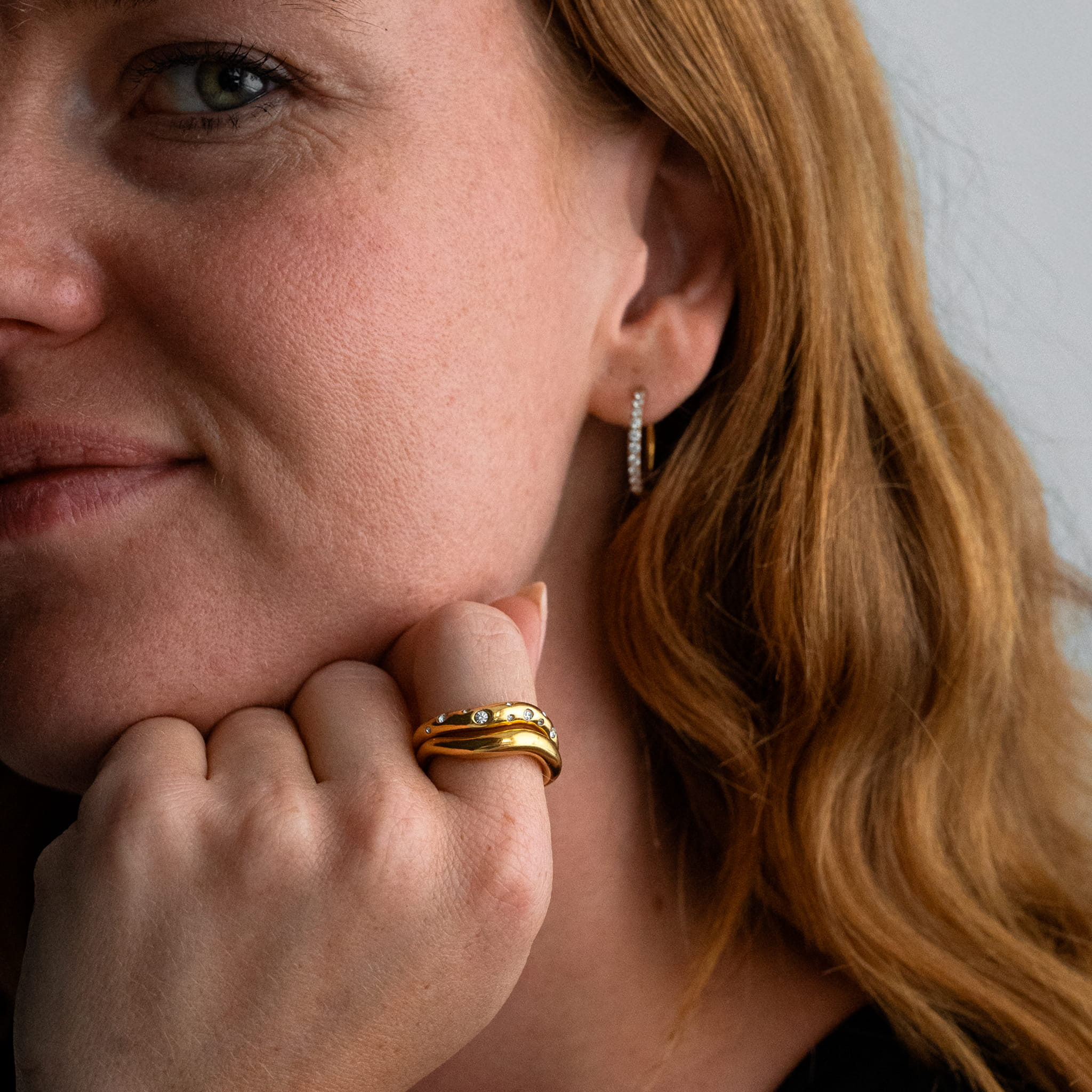 Krystal Dot Wave Ring Gullbelagt