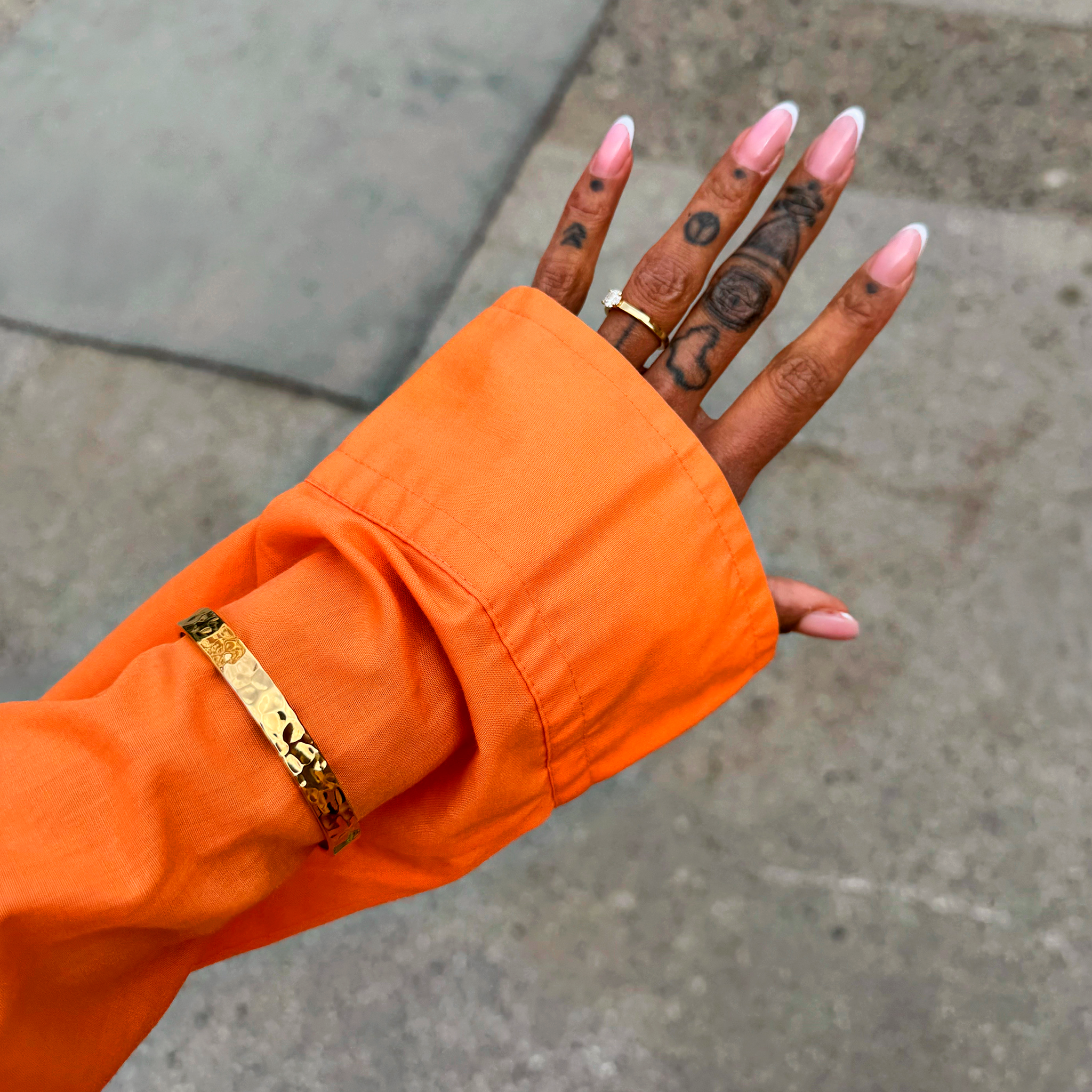 Bredt armbånd med detaljer