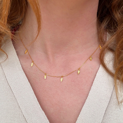 Halskæde med små blade vedhæng